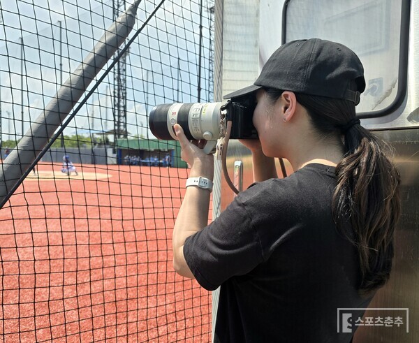 오OO씨가 여자야구 국가대표 선수들을 열심히 촬영하고 있다. (사진=스포츠춘추 황혜정 기자)