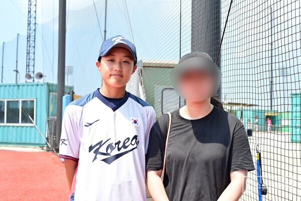 여자야구 국가대표 손가은과 오OO씨가 다정하게 사진 촬영에 임했다. (사진=스포츠춘추 황혜정 기자)