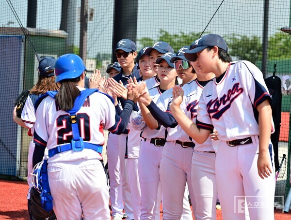 여자야구 대표팀이 24일 덕수중과 경기에서 하이파이브를 하고 있다. (사진=스포츠춘추 황혜정 기자)
