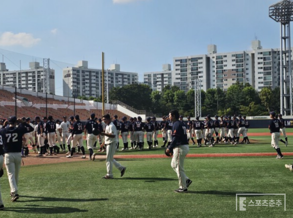 경기에서 승리한 성남고 선수단이 그라운드로 뛰쳐 나가고 있다. (사진=스포츠춘추 정진영 기자)