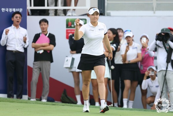 김민솔이 18번홀 이글을 성공시키고 주먹을 불끈 쥐고 있다. 사진 | KLPGA