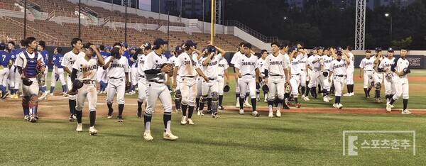 경기 후 인사를 마치고 더그아웃에 돌아오고 있는 경남고 선수단. (사진=스포츠춘추 정진영 기자)
