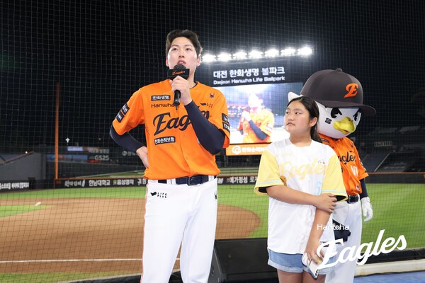 24일 수훈선수로 선정돼 팬들에 인사하고 있는 조동욱. 사진 | 한화이글스