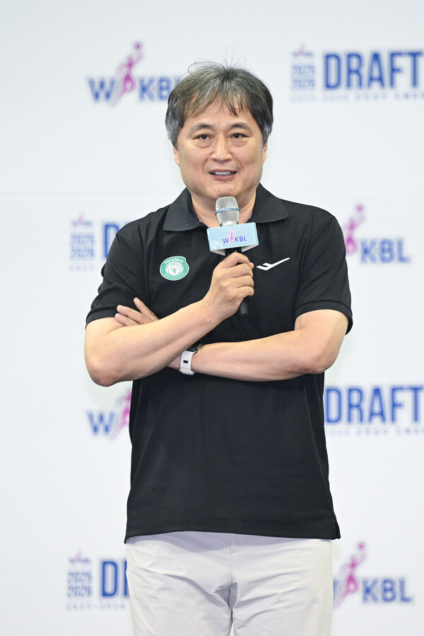 하나은행 이상범 감독이 신인 지명을 하고 있다. 사진 | WKBL