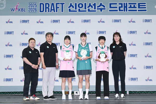 하나은행 이상범 감독이 지명한 3명의 신인들과 기념촬영을 하고 있다. 사진 | WKBL