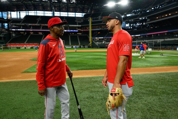 그라운드에 돌아온 론 워싱턴 감독(사진=MLB.com)