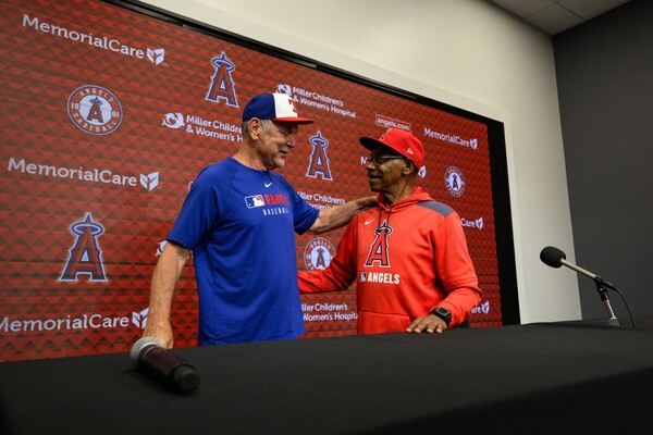 그라운드에 돌아온 론 워싱턴 감독(사진=MLB.com)