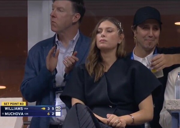 비너스 윌리엄스의 경기를 관전하는 샤라포바(사진=US오픈 방송화면)