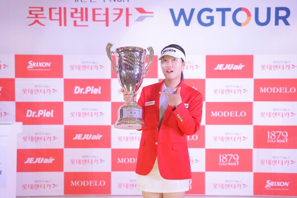 골프존조이마루에서 열린 메이저대회 '2025 롯데렌터카 WGTOUR’ 6차 대회 우승자 심지연이 우승트로피를 들고 기념사진을 촬영하고 있다. 사진 | 골프존