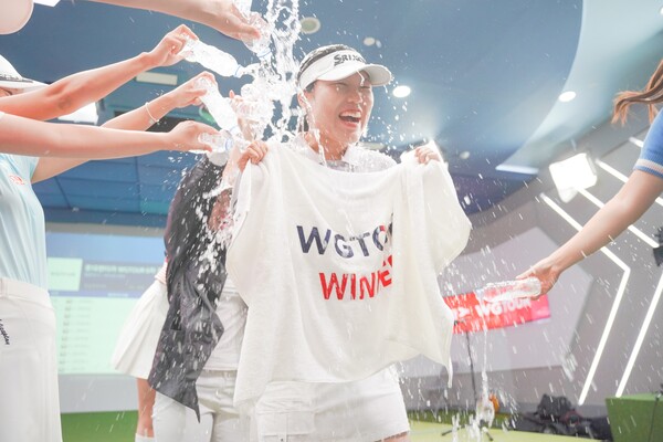 메이저대회 '2025 롯데렌터카 WGTOUR’ 6차 대회 우승자 심지연이 동료 선수들에게 물세례 축하를 받고 있다. 사진 | 골프존