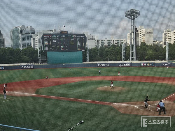 서울 양천구의 목동야구장이 향후 재개발을 통해 지하에는 빙상장, 지상에는 돔 형태의 야구장이 들어서는 복합 스포츠 시설로 탈바꿈할 가능성이 제기됐다(사진=스포츠춘추 정진영 기자)