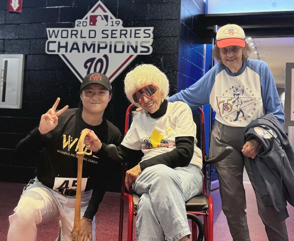 김현아가 1940년대 한시적으로 운영된 전미프로여자야구리그(AAGPBL) 선수였던, 지금은 백발의 노인이 된 이들과 함께 기념 촬영을 했다. (사진=김현아 제공)