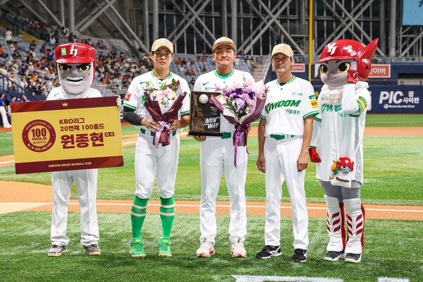 키움히어로즈 원종현이 100홀드 기념 시상식 후 기념촬영을 하고 있다. 사진 | 키움히어로즈