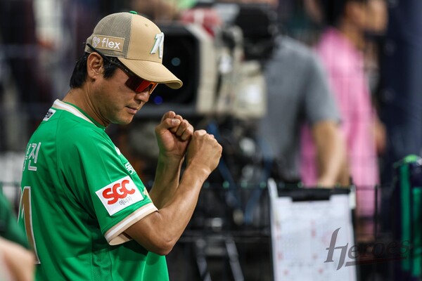 지난 1일 고척 스카이돔에서 열린 롯데전에서 키움 설종진 감독 대행이 작전을 지시하고 있다. (사진=키움 히어로즈)