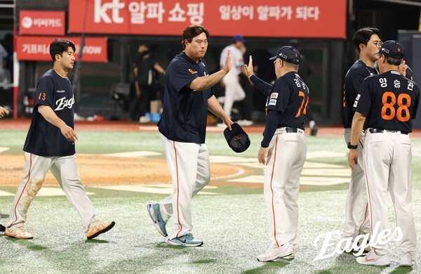 한화 류현진과 하이파이브를 하고 있는 김경문 감독. 사진 | 한화이글스