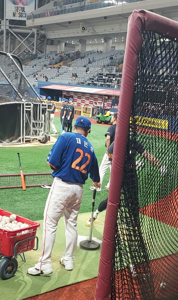 한화 채은성이 27일 고척 키움전을 앞두고 선수들의 티배팅 훈련을 돕고 있는 모습. 사진 | 스포츠춘추 이웅희기자