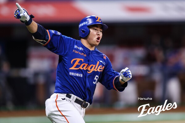 문현빈이 26일 고척 키움전 9회 솔로홈런을 치고 환호하고 있다. (사진=한화 이글스)