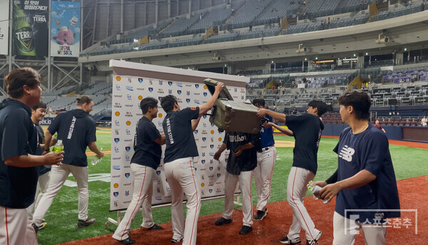 동료들의 물벼락 세례(사진=스포츠춘추 배지헌 기자)