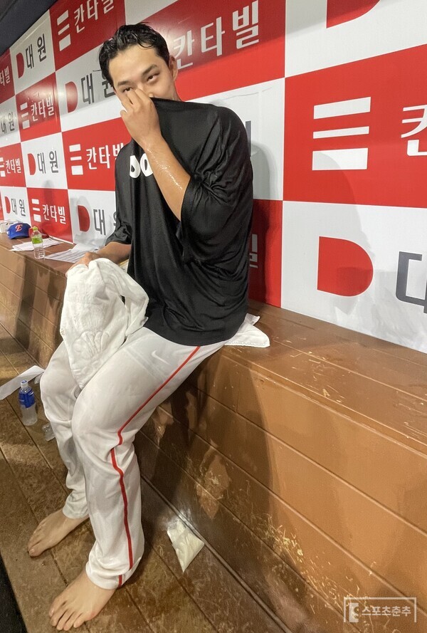 경기후 맨발로 취재진과 마주한 문동주(사진=스포츠춘추 배지헌 기자)