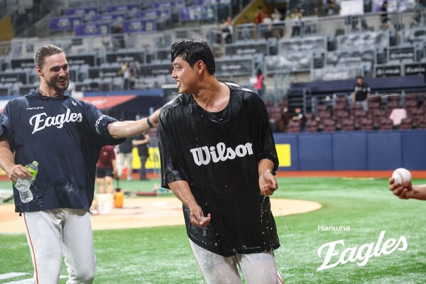 와이스의 축하를 받는 문동주(사진=한화)