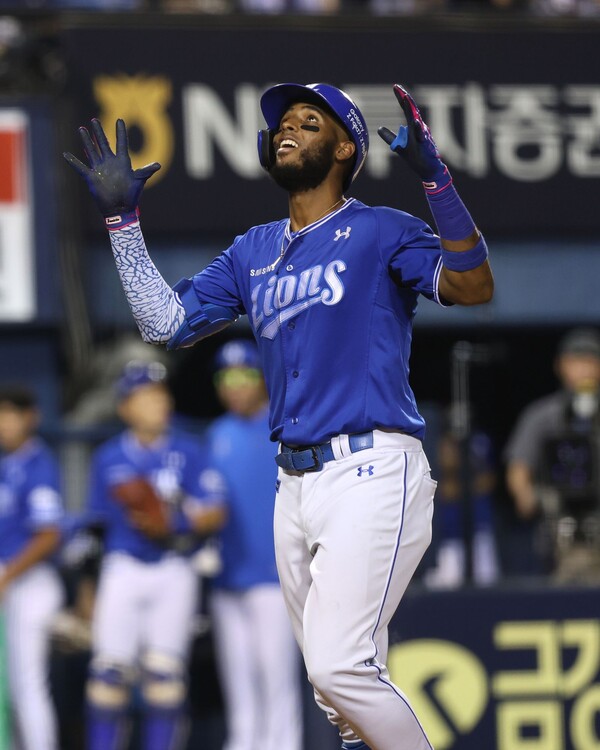 홈런을 터트리고 세리머니하고 있는 디아즈. 사진 | 삼성라이온스