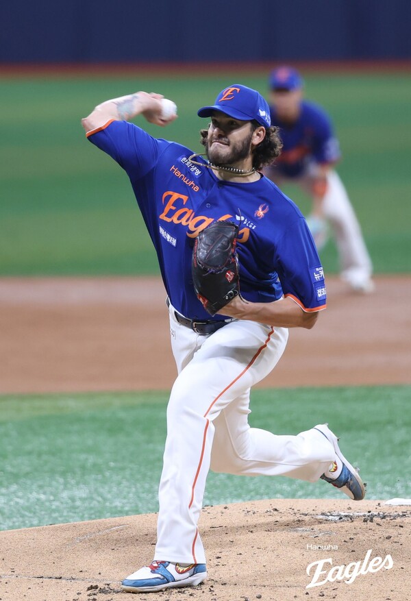 한화 폰세가 힘차게 공을 던지고 있다. 사진 | 한화이글스