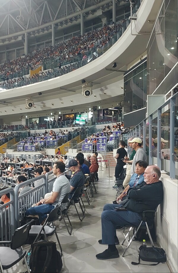 고척돔에 ML 11개 구단 스카우트가 집결해 통로에 임시로 만든 좌석에서 경기를 지켜보고 있다. 사진 | 스포츠춘추 이웅희기자