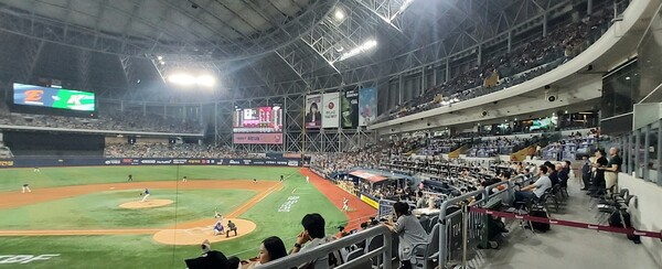 고척돔에 ML 11개 구단 스카우트가 집결해 통로에 임시로 만든 좌석에서 폰세의 투구를 지켜보고 있다. 사진 | 스포츠춘추 이웅희기자