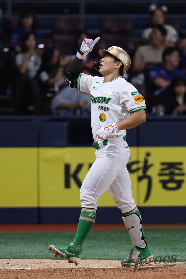 키움 송성문이 홈런을 터트린 뒤 세리머니를 하고 있다. 사진 | 키움히어로즈