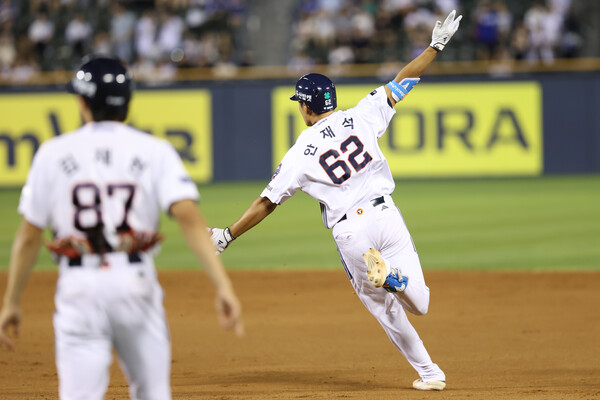 끝내기 안타로 또 한번 팀을 구한 안재석(사진=두산)