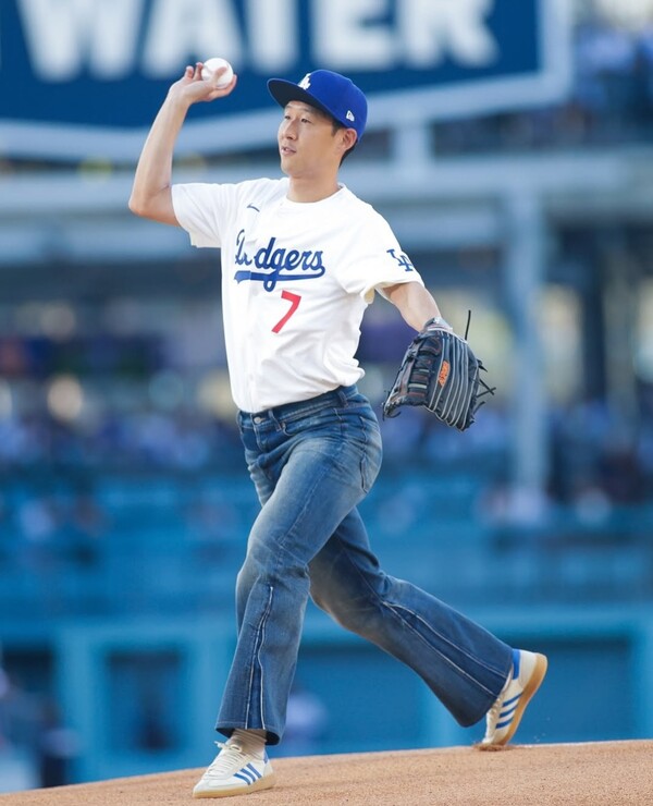 LA 다저스에서 시구하는 손흥민. (사진=MLB SNS)
