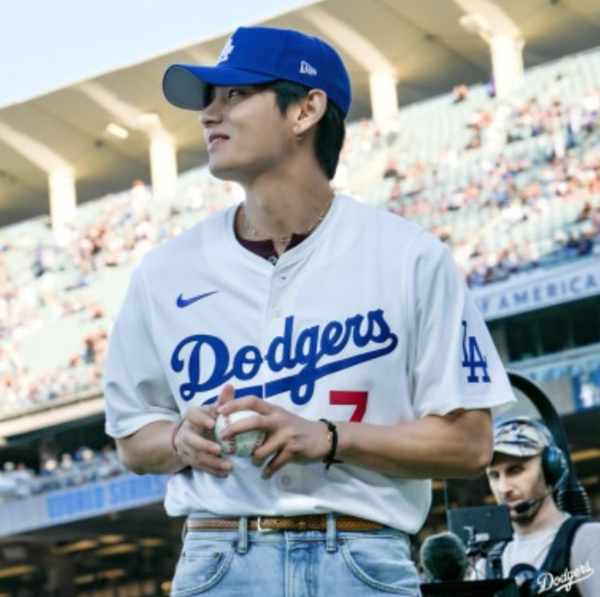미국 LA 다저 스타디움에 시구자로 나선 BTS 뷔. 사진 | 다저스 SNS