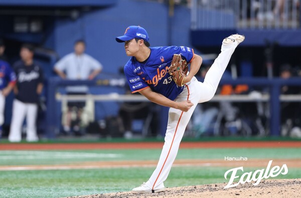 1이닝 최소 투구 직구 9개로 3탈삼진을 잡은 정우주의 아름다운 투구폼. 사진 | 한화이글스