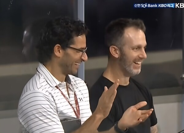 28일 고척돔을 찾은 메이저리그 스카우트가 정우주의 탈삼진쇼에 환호하며 박수를 보내고 있다. 캡쳐 | KBSN 중계화면