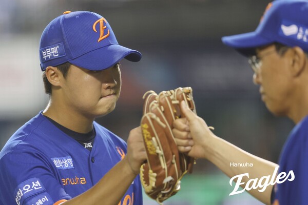 묵묵히 코칭스태프의 축하를 받고 있는 한화 정우주. 사진 | 한화이글스
