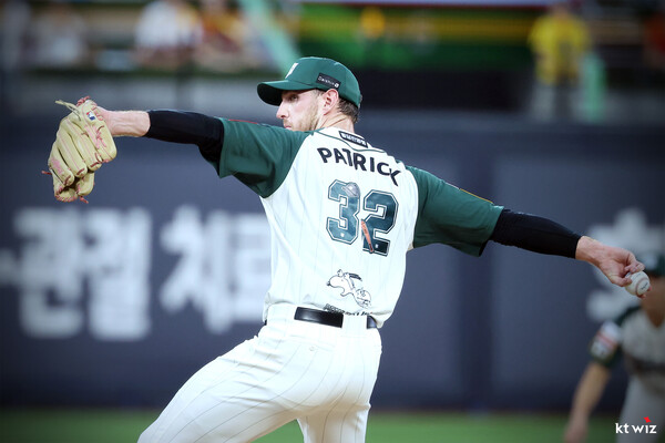 스누피 유니폼을 입고 등판한 패트릭(사진=KT)