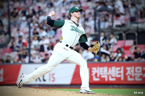 스누피 유니폼을 입고 등판한 패트릭(사진=KT)