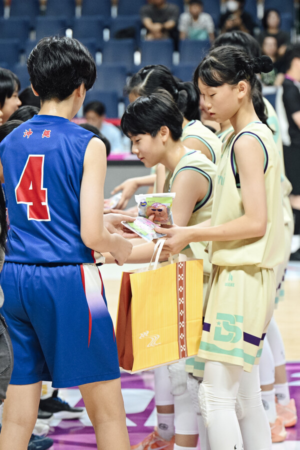 2025 WKBL 국제 유소녀 농구 챔피언십 WITH BNK금융 결승전 이토만 미나미 동신초등학교 선물교환. 사진 | WKBL