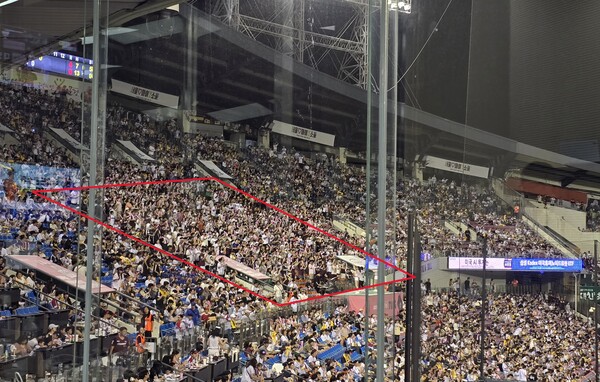 30일 매진된 잠실구장에서 키움팬들은 3루 몇 블록 정도만 자리했지만, 일당백 응원전을 펼쳤다. (사진=스포츠춘추 황혜정 기자)