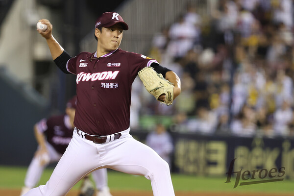 키움 투수 김선기의 30일 LG전 투구 모습. (사진=키움히어로즈)