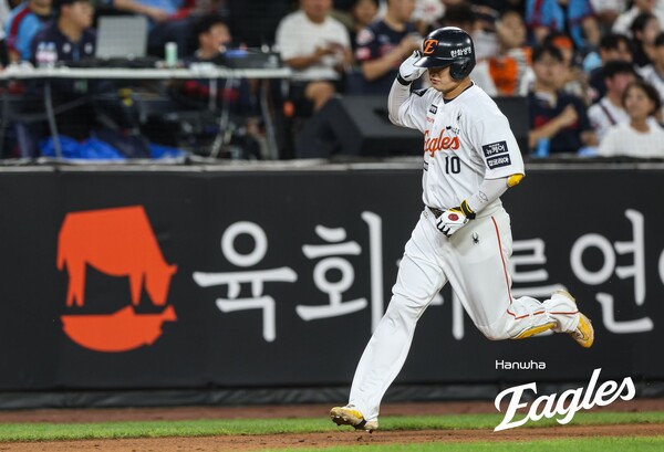 홈런을 터트리고 그라운드를 돌고 있는 이진영. 사진 | 한화이글스