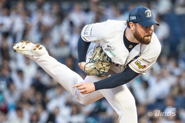 NC 로건이 31일 인천 SSG전에 선발등판해 공을 던지고 있다. 사진 | NC