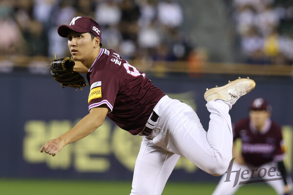 윤석원의 투구폼은 롤모델 SSG 김광현을 따라한 것이다. (사진=키움 히어로즈)