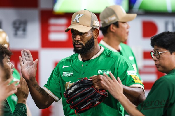 알칸타라가 호투한 뒤 더그아웃에서 동료들의 축하를 받고 있다. 사진 | 키움히어로즈