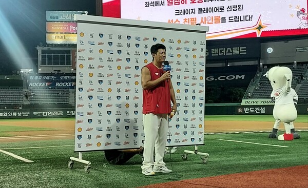 노경은은 SSG선수로 100홀드를 기록한 날 수훈선수로도 선정돼 방송 인터뷰도 진행됐다. 사진 | 스포츠춘추 이웅희기자