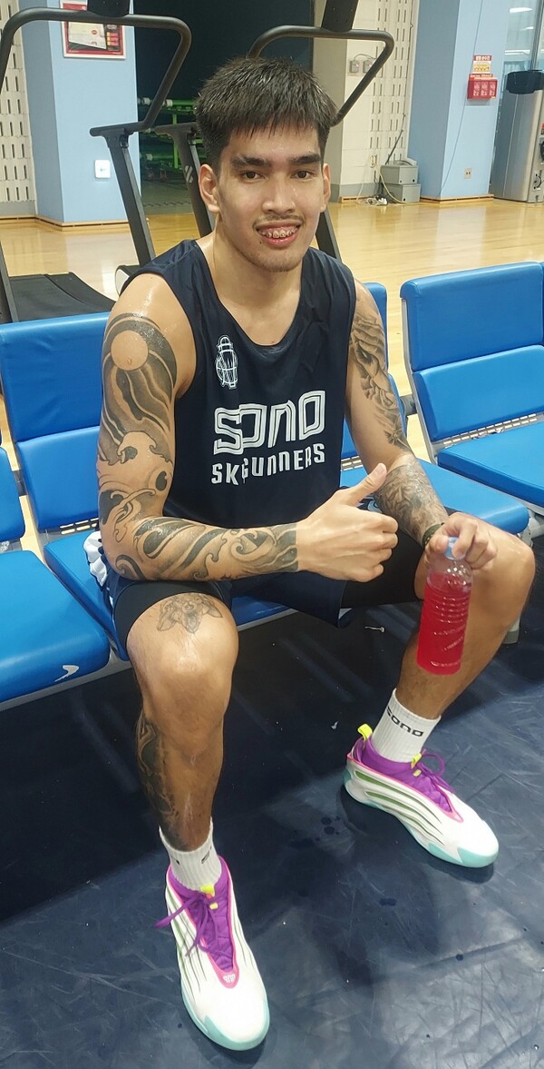 소노 케빈 켐바오가 훈련을 마친 뒤 활짝 웃고 있다. 사진 | 스포츠춘추 이웅희기자