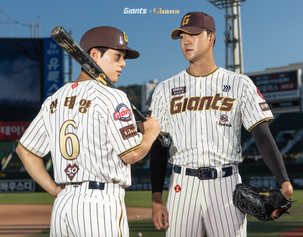 한태양과 윤성빈이 가나초콜릿 유니폼을 착용했다(사진=롯데)