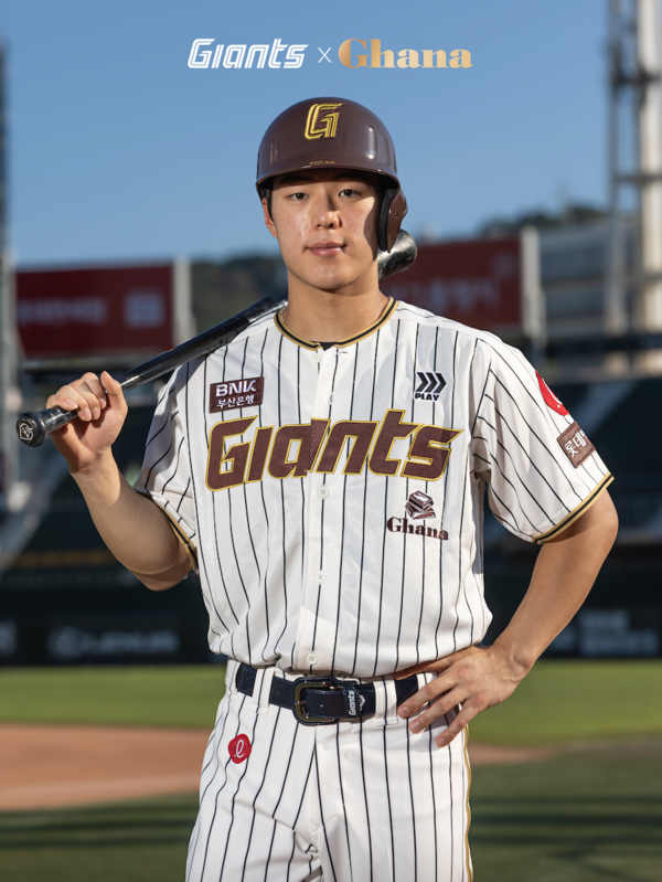 한태양과 윤성빈이 가나초콜릿 유니폼을 착용했다(사진=롯데)