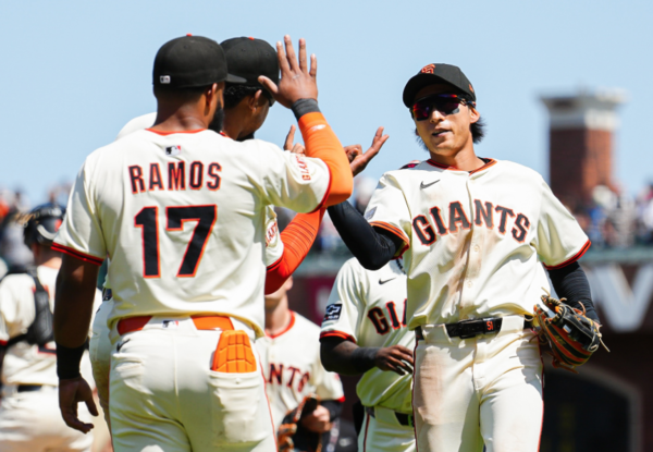 승리의 하이파이브를 나누는 이정후와 라모스(사진=샌프란시스코 자이언츠 SNS)