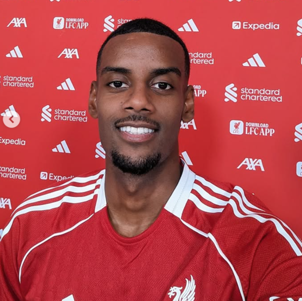 마침내 리버풀 유니폼을 입은 이사크(사진=리버풀 SNS)